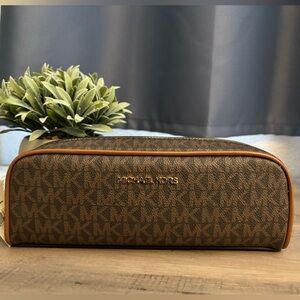 Michael Kors Pouch
